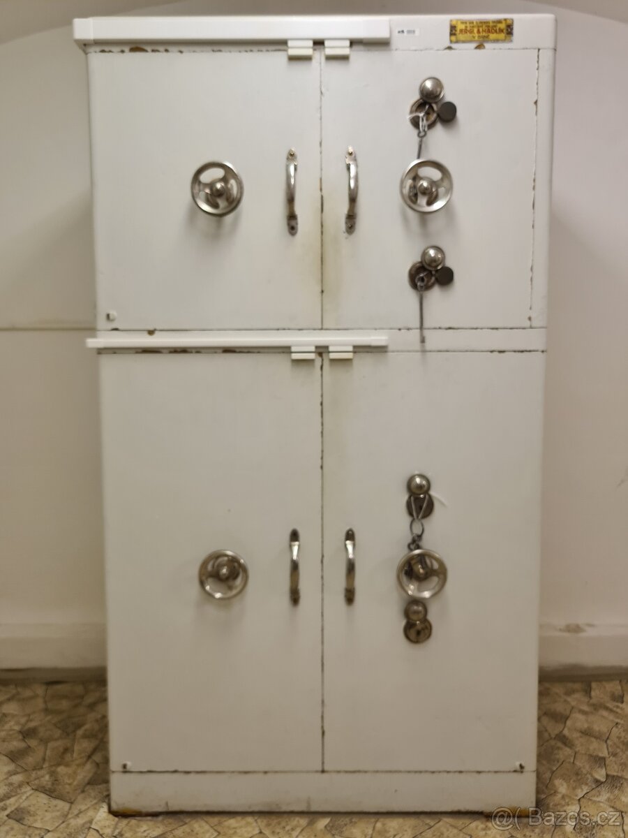 Prodám starožitný trezor bankovní trezor funkční č.3