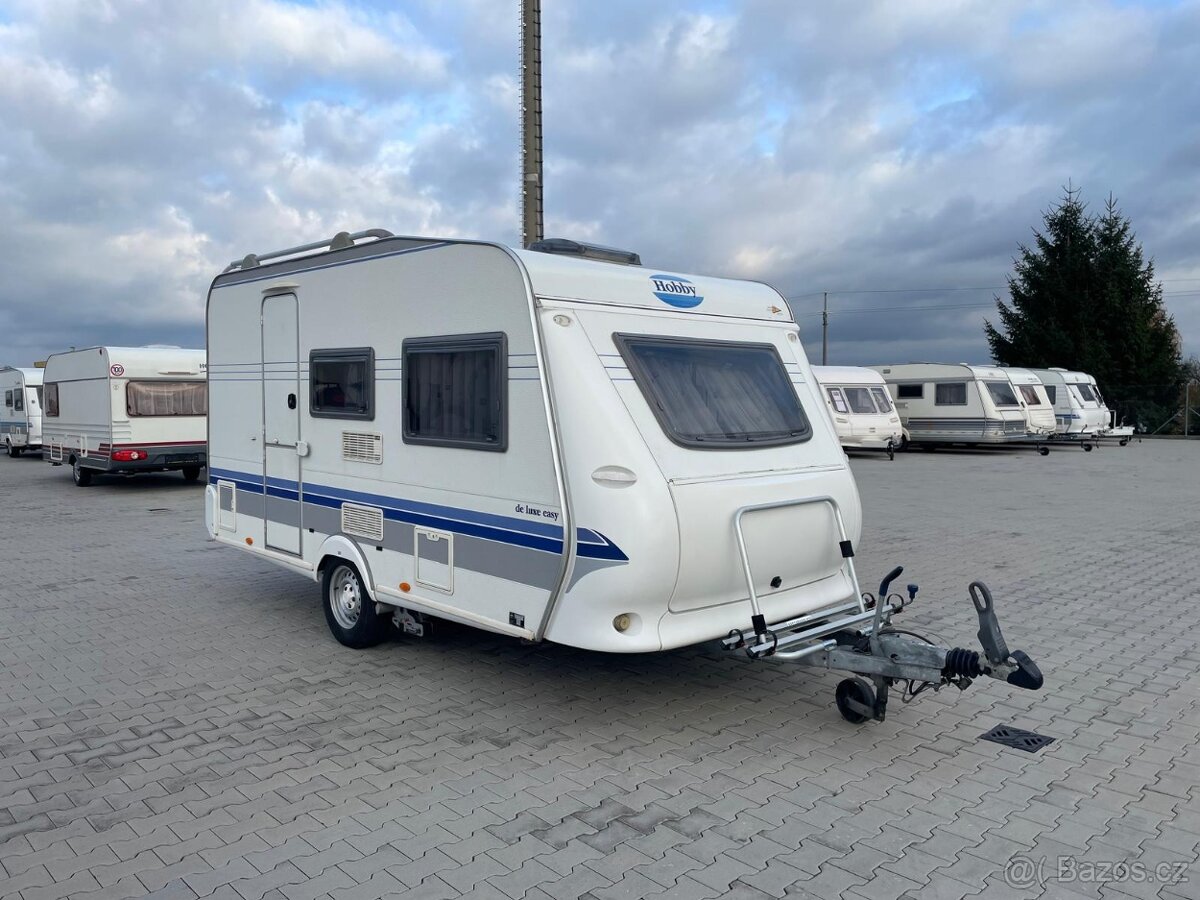 Hobby de luxe 400, 4 osoby, EL.POJEZD, bojler, pevná postel