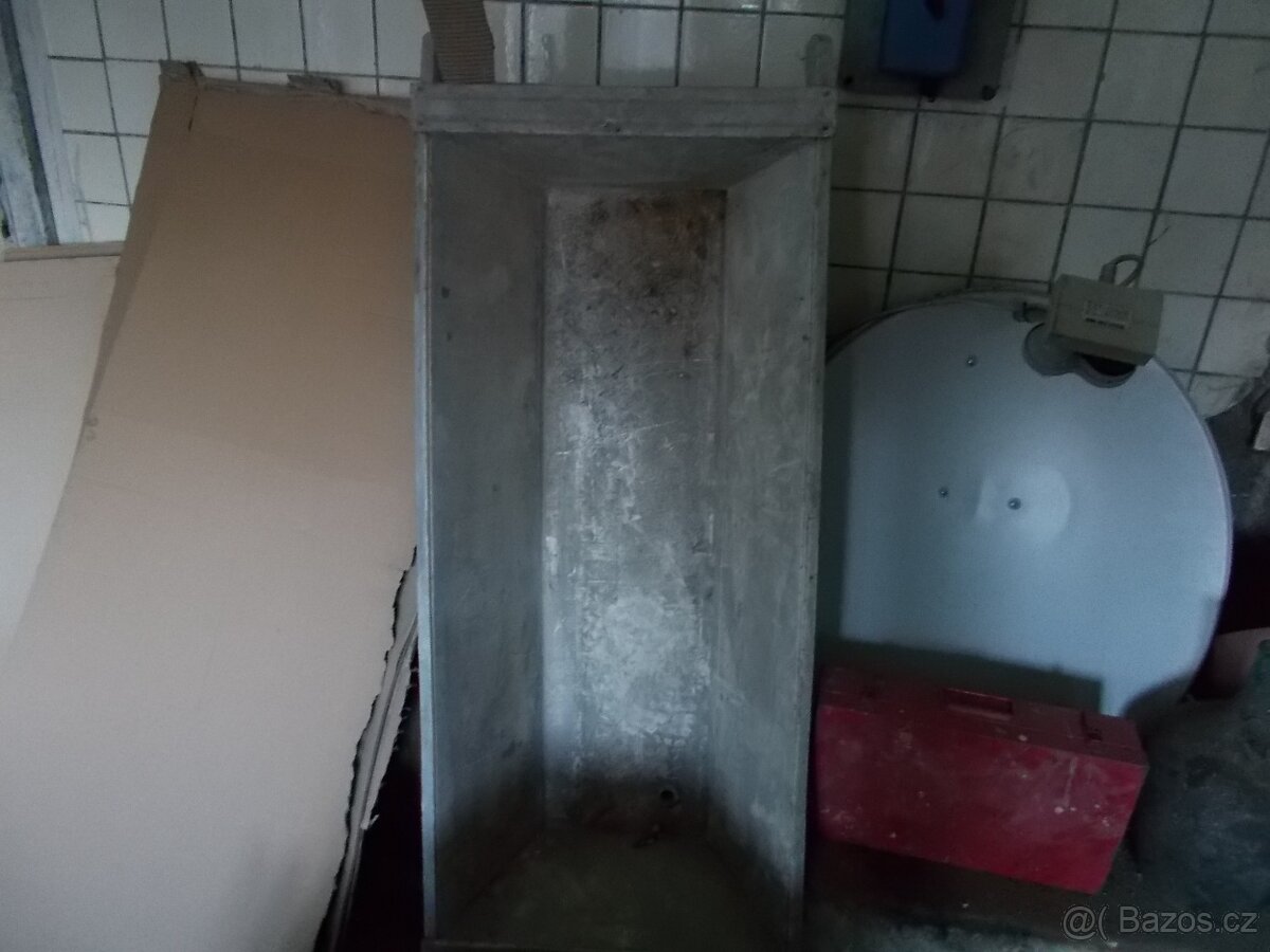 staré plechové necky