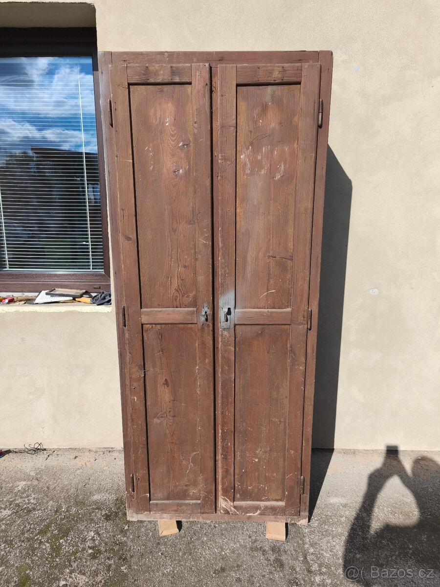 Starožitná skříň, zachovalá