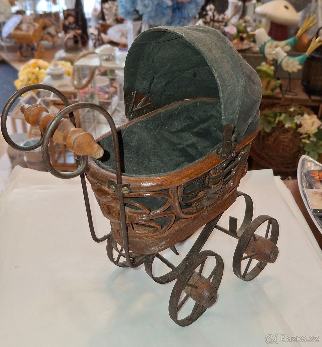 Starý kočárek pro panenky