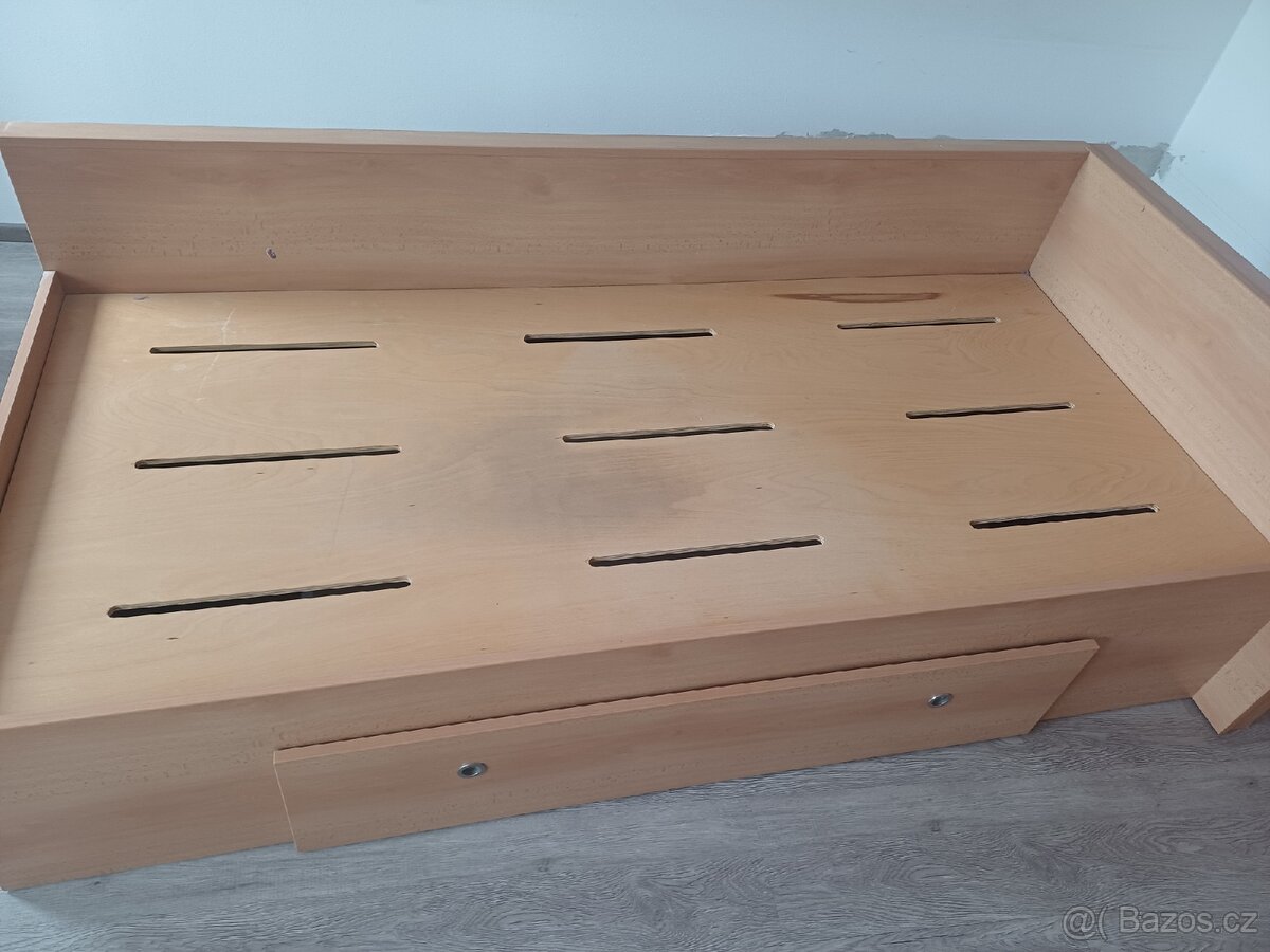 Postel s úložným prostorem