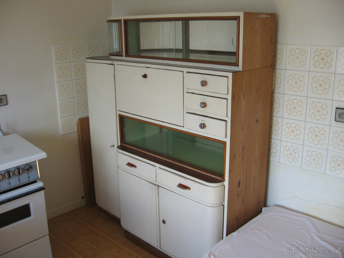 Kredenc z roku 1959, ruční zakázková výroba