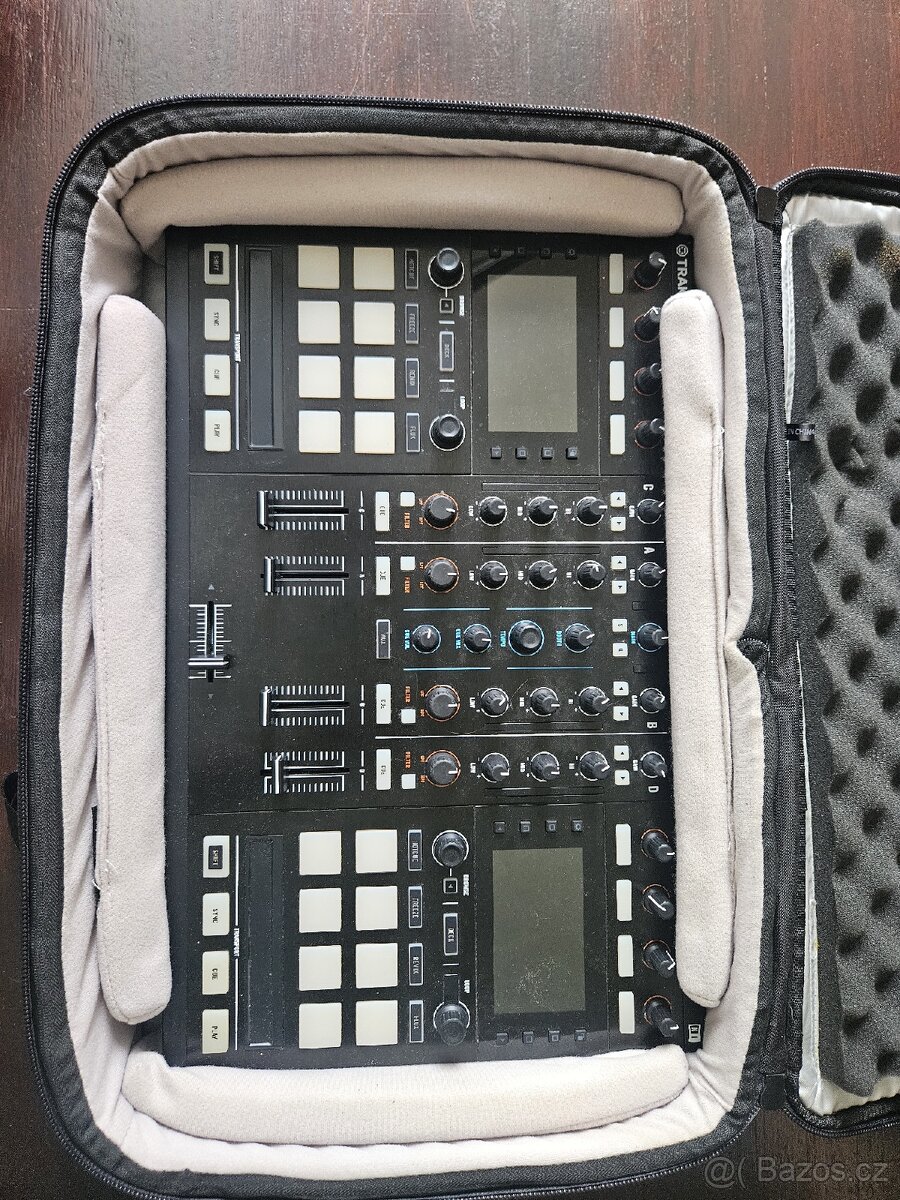 DJ kontroler Native Instruments Traktor Kontrol S5