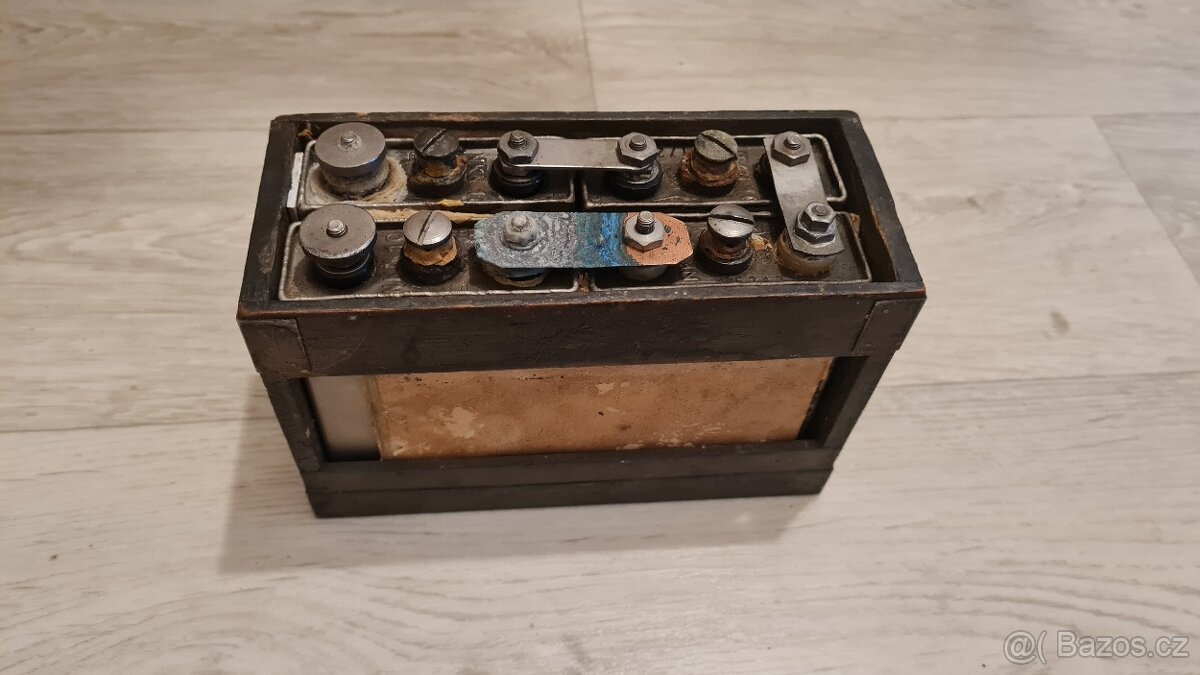 Historický akumulátor z roku 1954