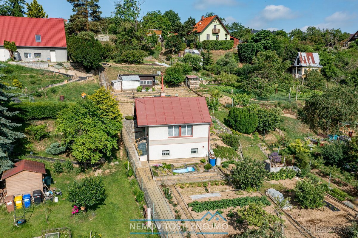 Prodej zahrady se zděnou chatkou, výměra 1118m2, výhled na L
