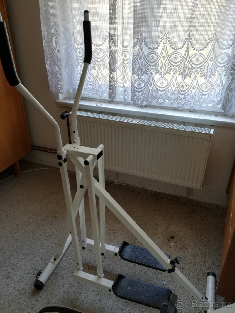 Kluzný cvičící stroj mechanický
