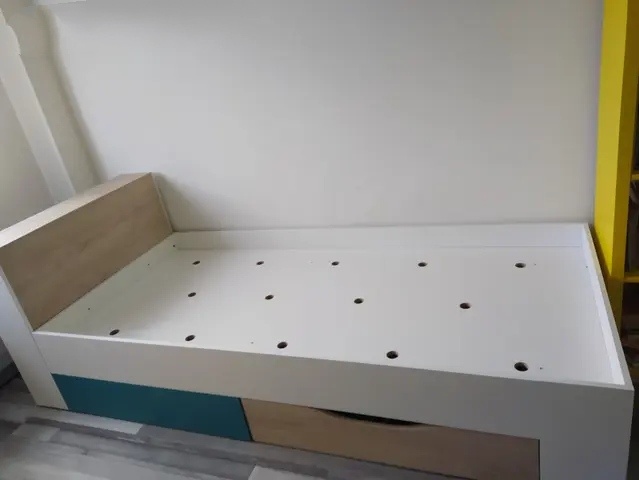 Postel, stůl pro chlapce