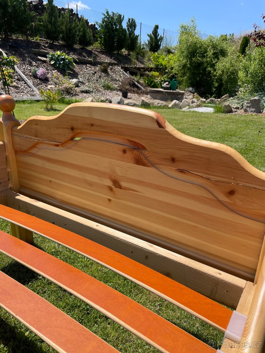 Dřevěnou postel s roštem a matrací