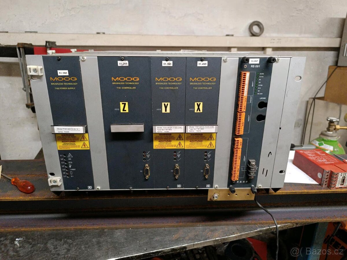 Rack s regulátory Moog T161 a bezpečnostní deskou RS 091