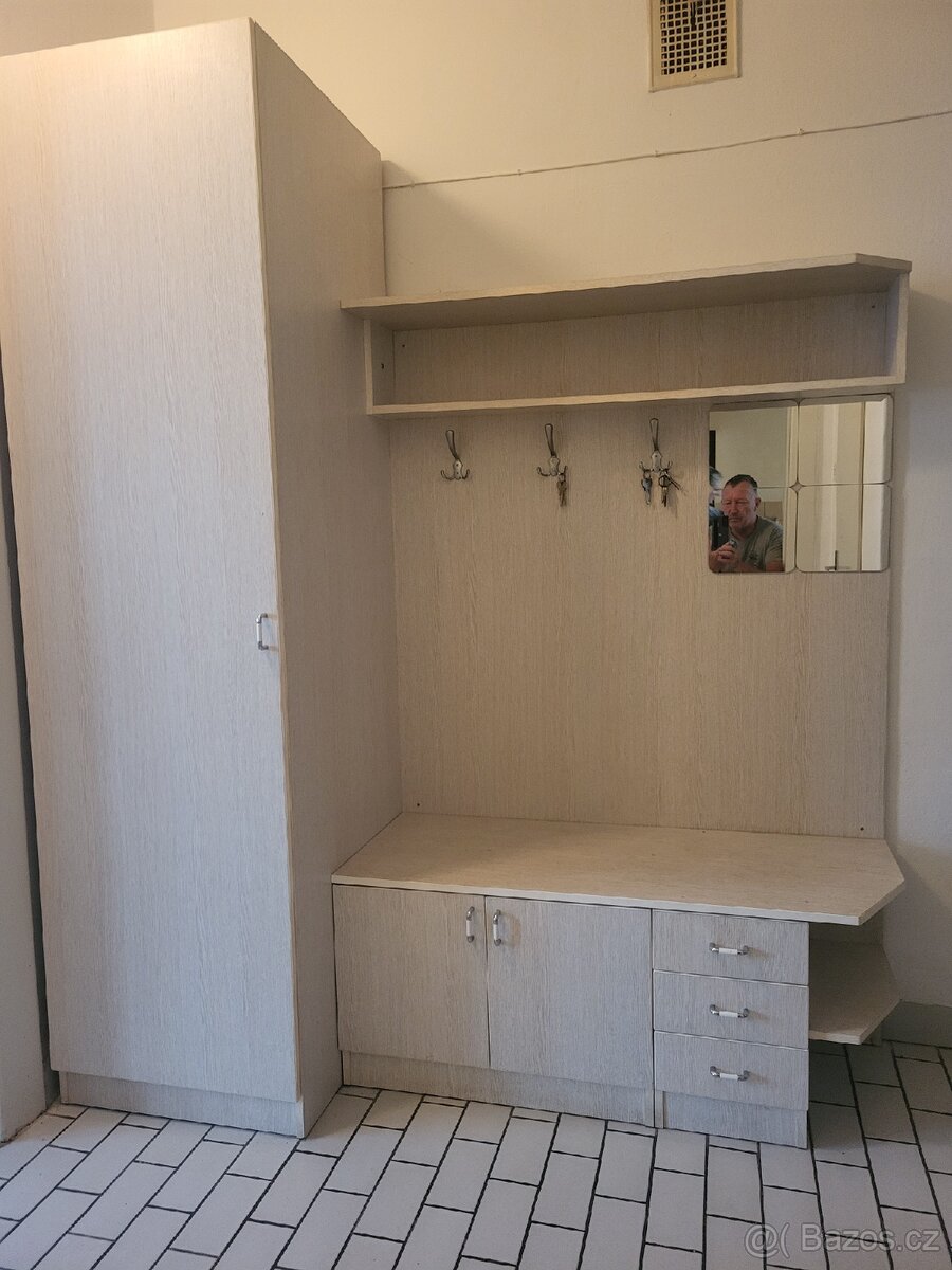 Predsinova skříň jako nova(š180,v215,65cm