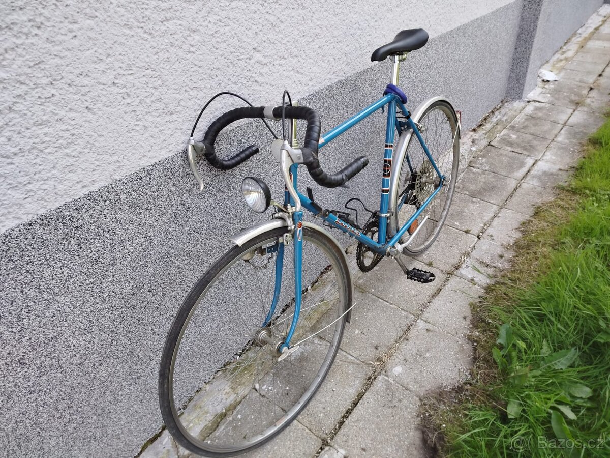 Silniční kolo Favorit