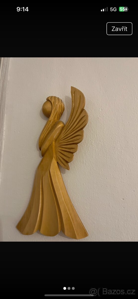 nástěnný dřevěný anděl