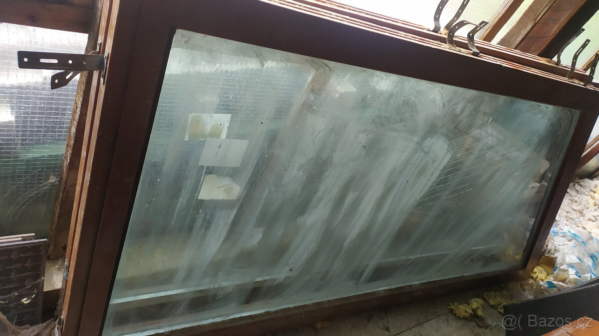 2 schodišťová okna, dřevěná