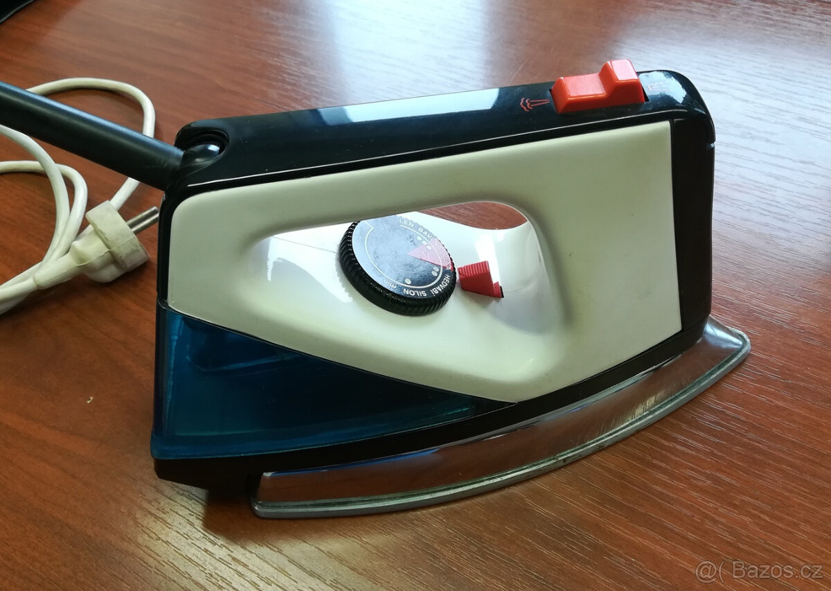 Retro napařovací žehlička