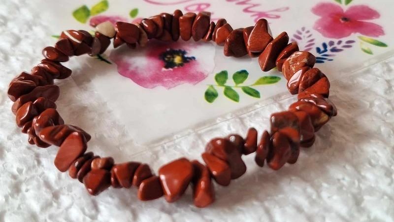 NÁRAMEK Z MINERÁLU - JASPIS. V dárkovém balení.