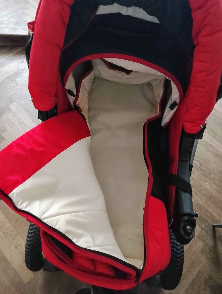 Prodám černo červený kočárek