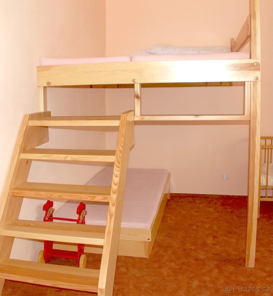Masivní patrová postel se schodištěm