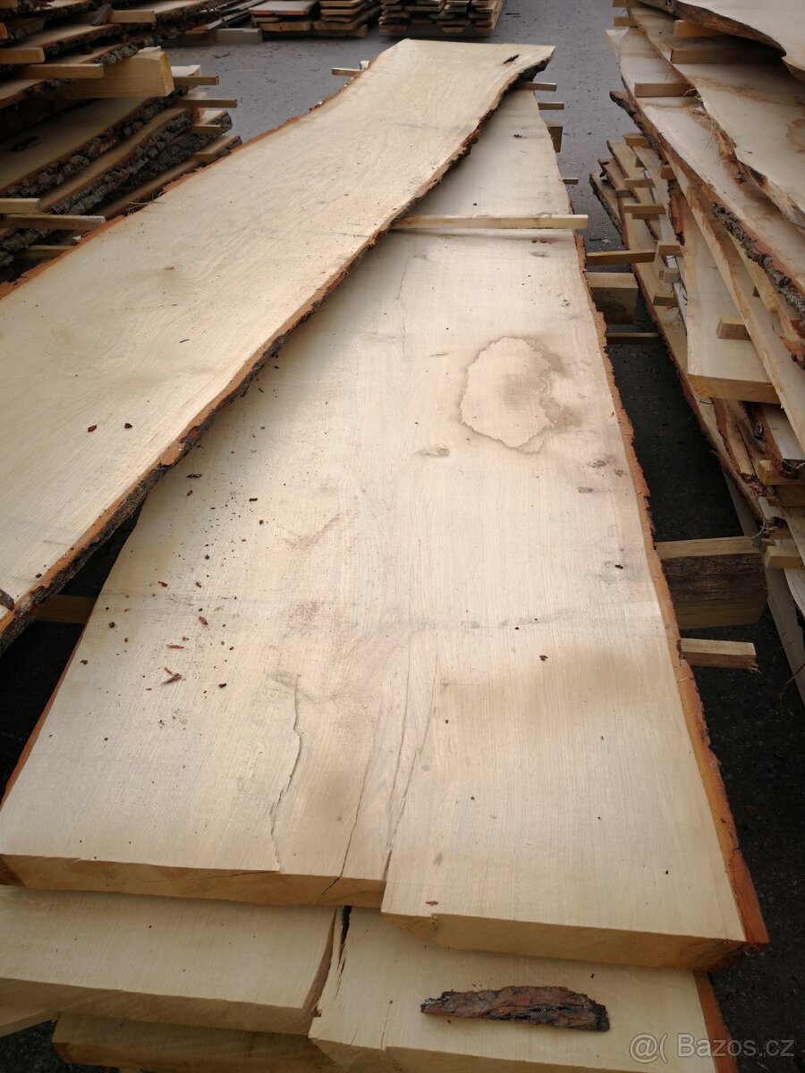 široká dubová a jasanová prkna