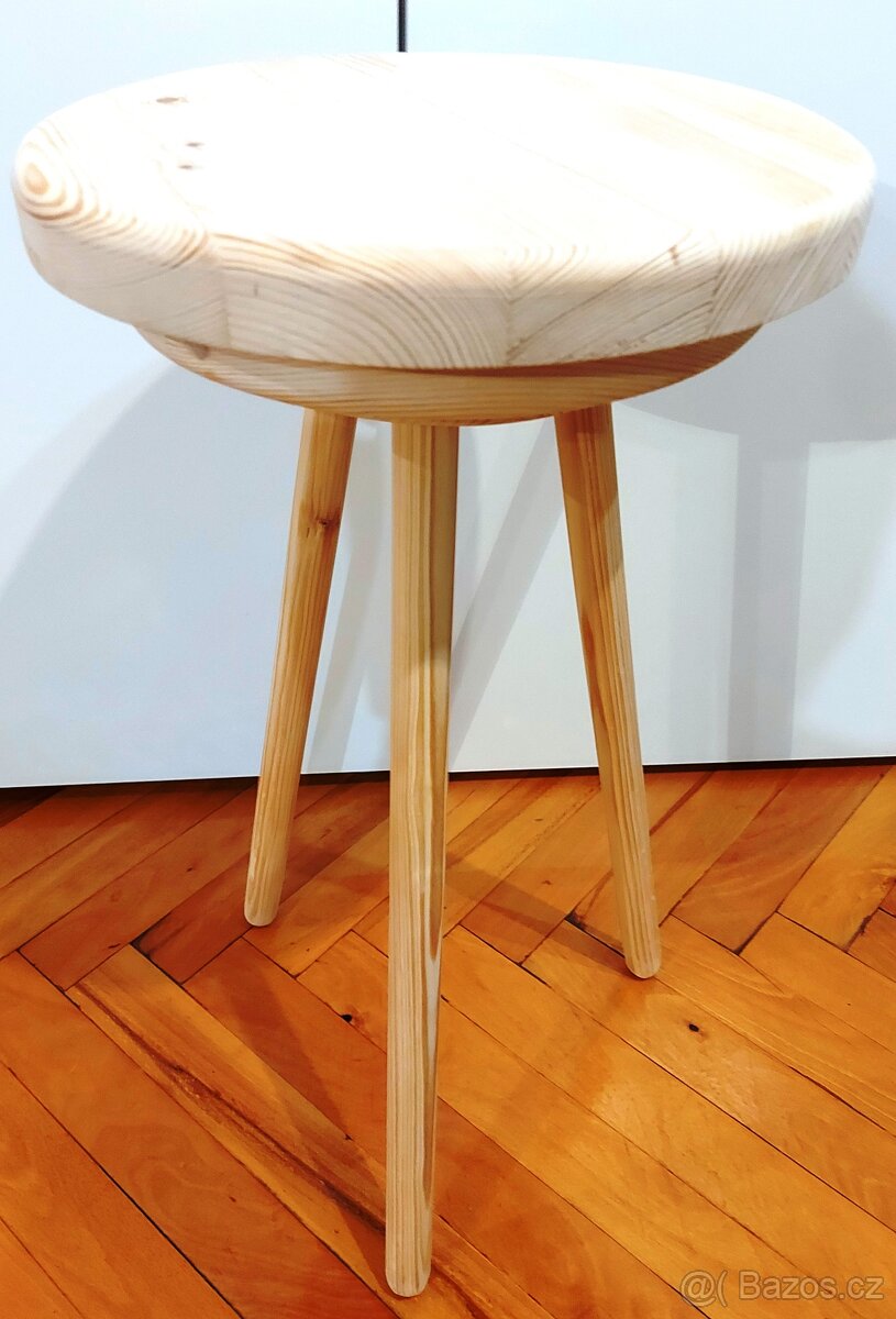 Květinový stolek na trojnožce.,.