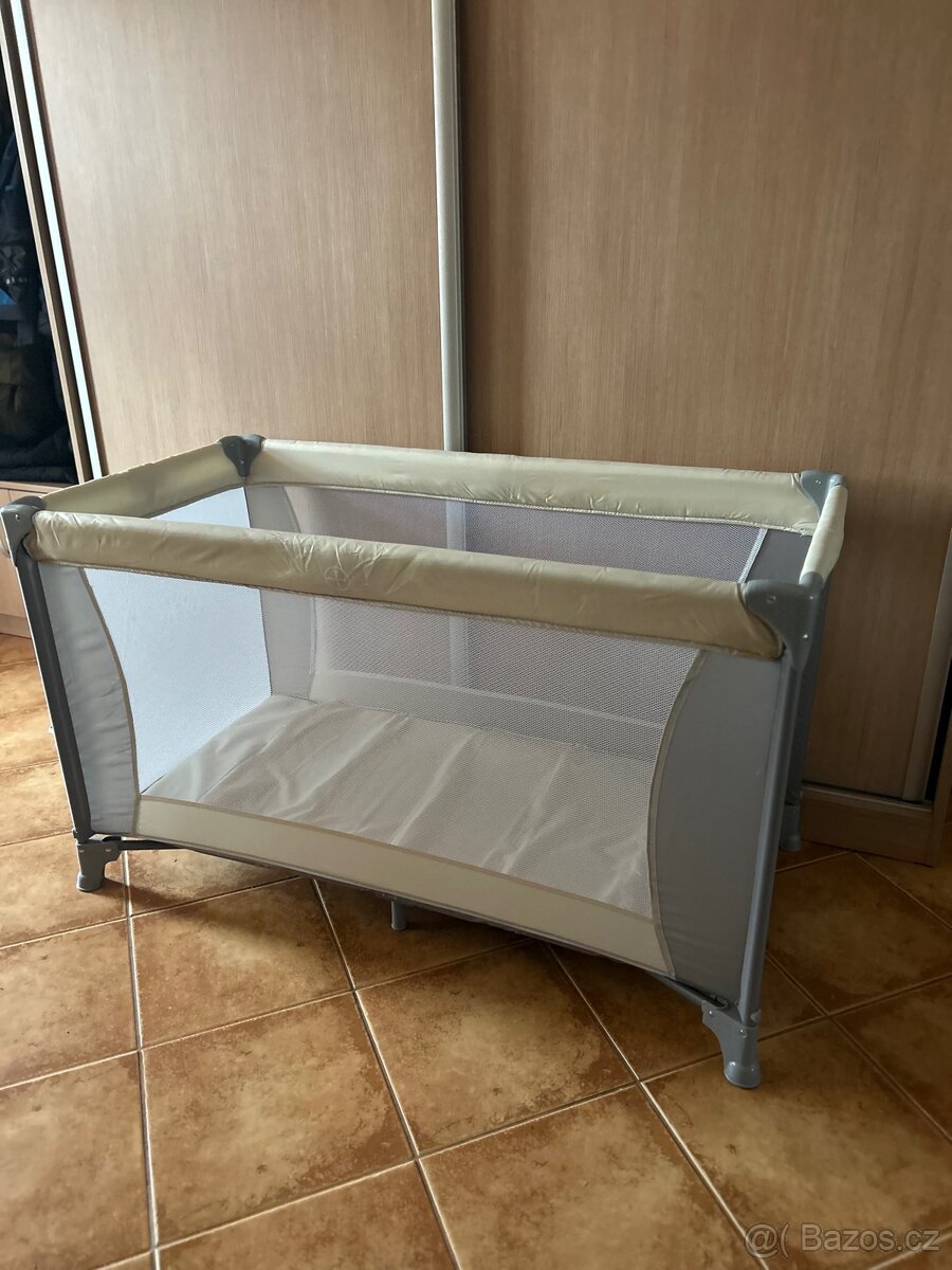 Cestovní postýlka