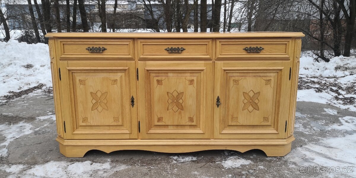 Masivní dubová komoda