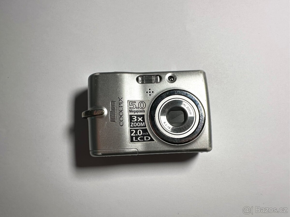 Retro fotoaparát Nikon Coolpix L10