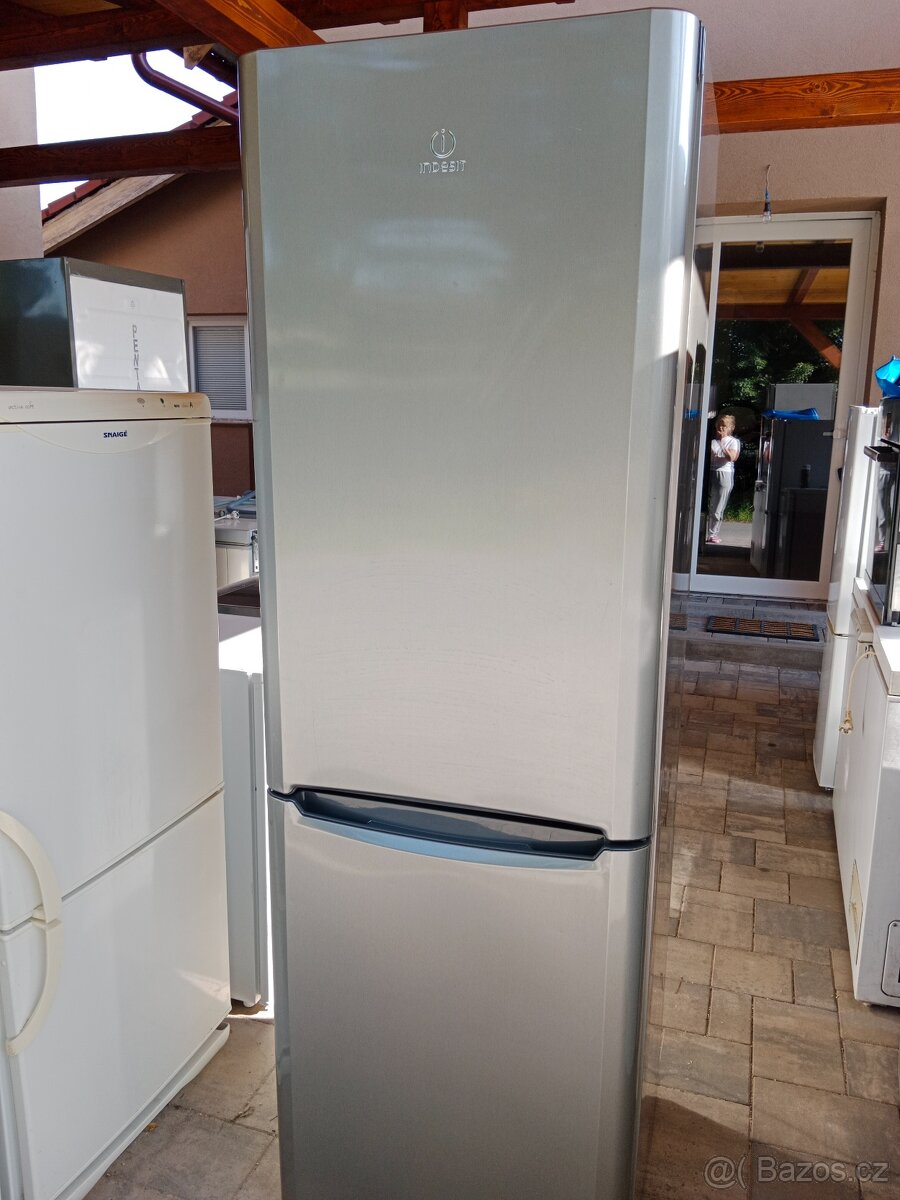 Lednice s mrazakem Indesit