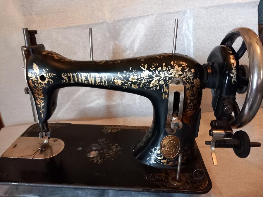 Šičí stroj starý, značka STOEWER