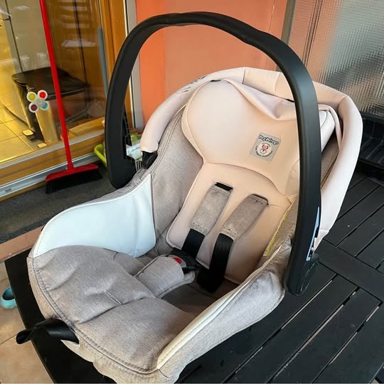 Dětská autosedačka vajíčko PegPerego se základnou