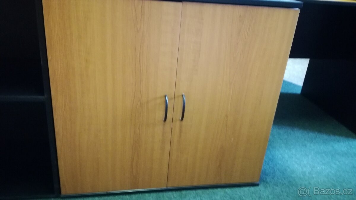 Nízká skříňka s dvířky Hobis I