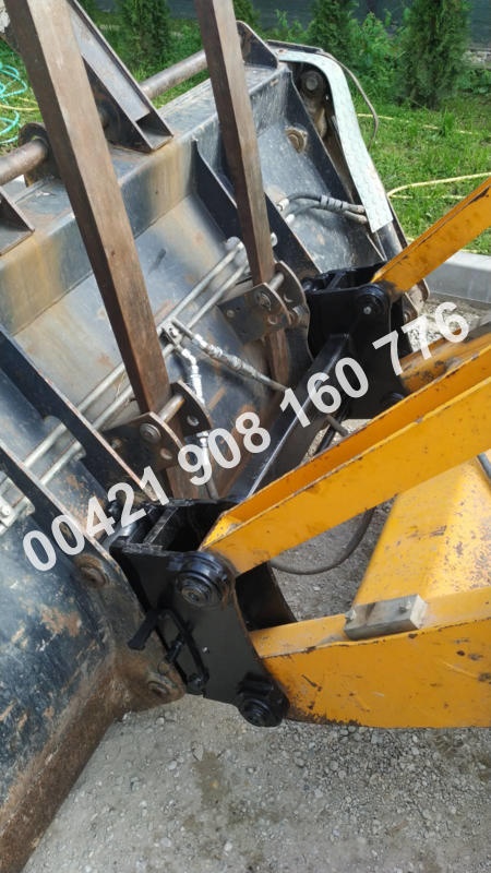 Nový rychloupínač + paletizační vidle na JCB 3/4CX bagr