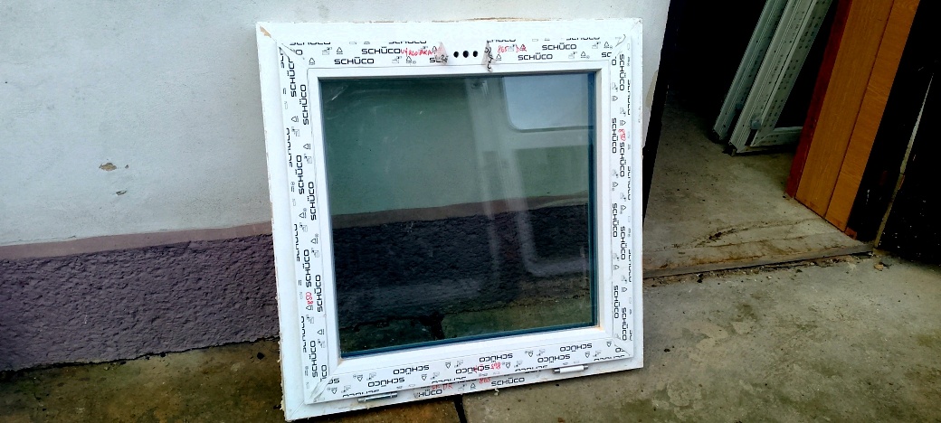 2 okna 88 x 84 cm doprava