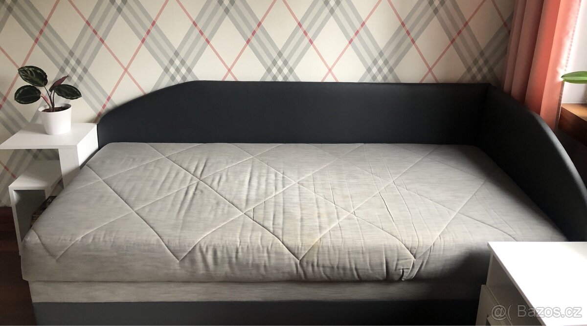 Válenda s úložným prostorem