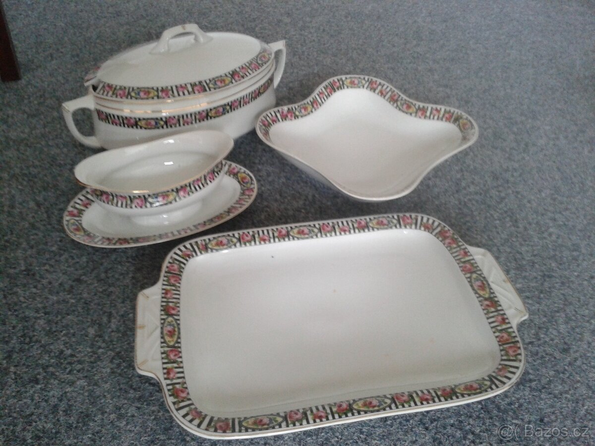 krásný jídelní servis s růžičkami