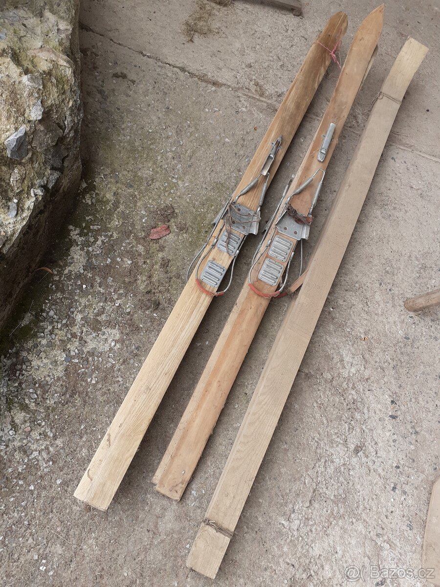 Staré dřevěné lyže - ručně dělané doma