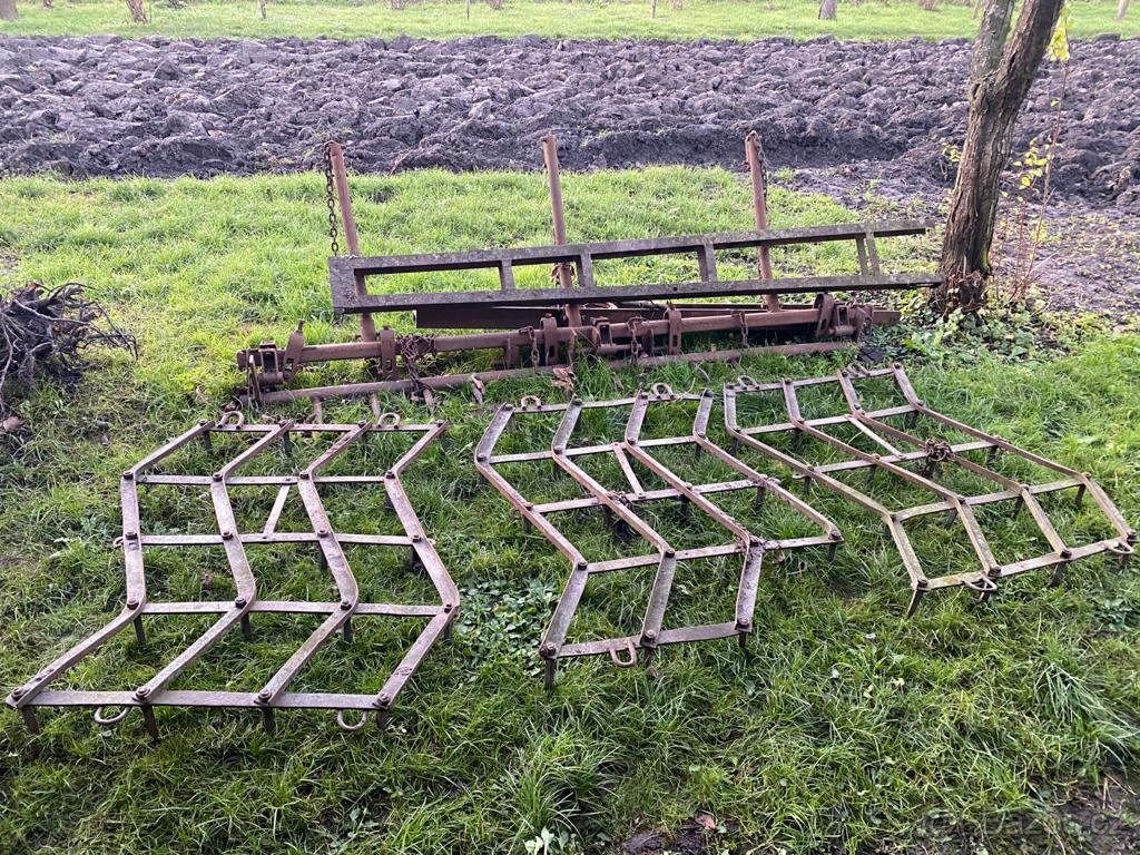 Nesené brány s kultivátorem a zátěží