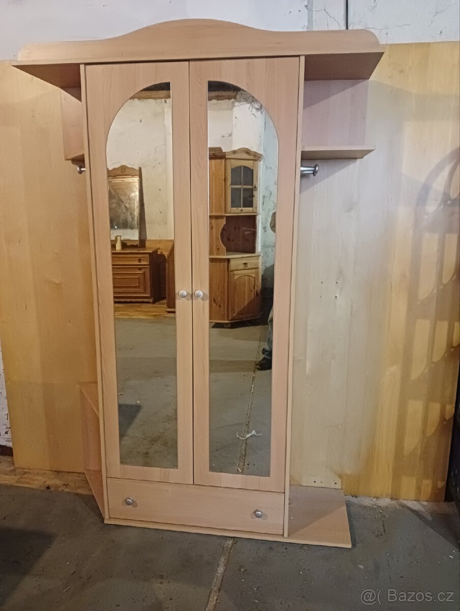 Předsíňová šatní skříň s věšáky na bundy