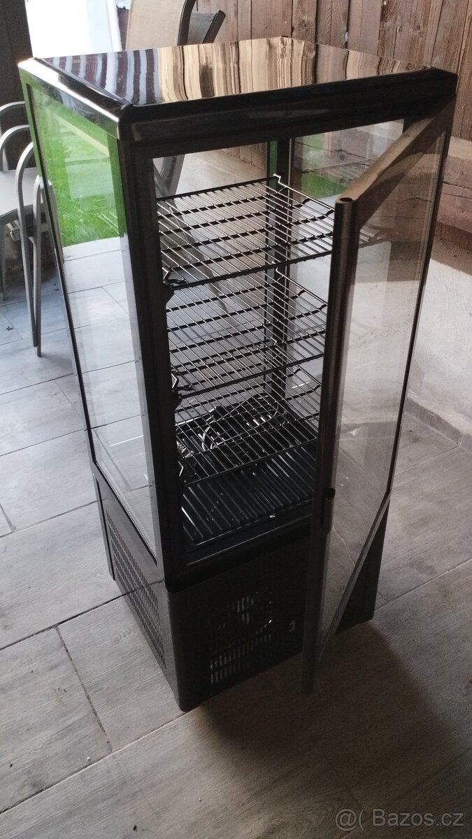 Skleněná vitrína