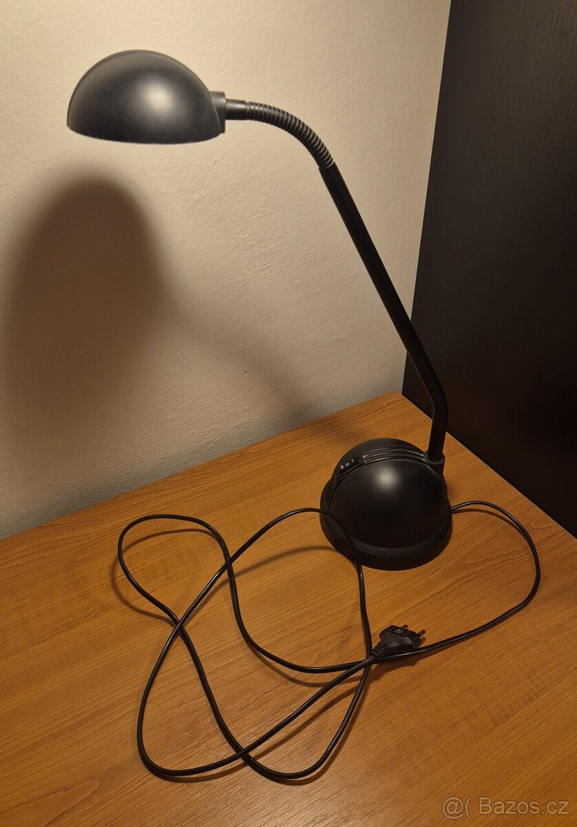 Stolní černá lampa
