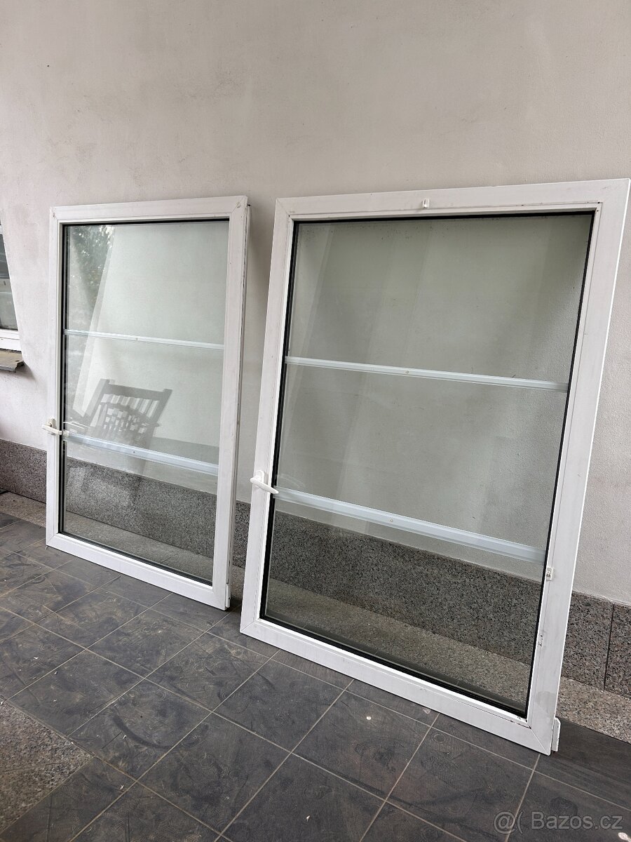 Okno plastové (bez rámu) - 2 kusy