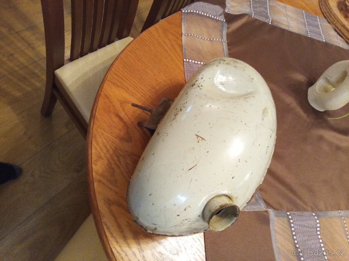 Stadion S22 - nádrž, kryt řetězu