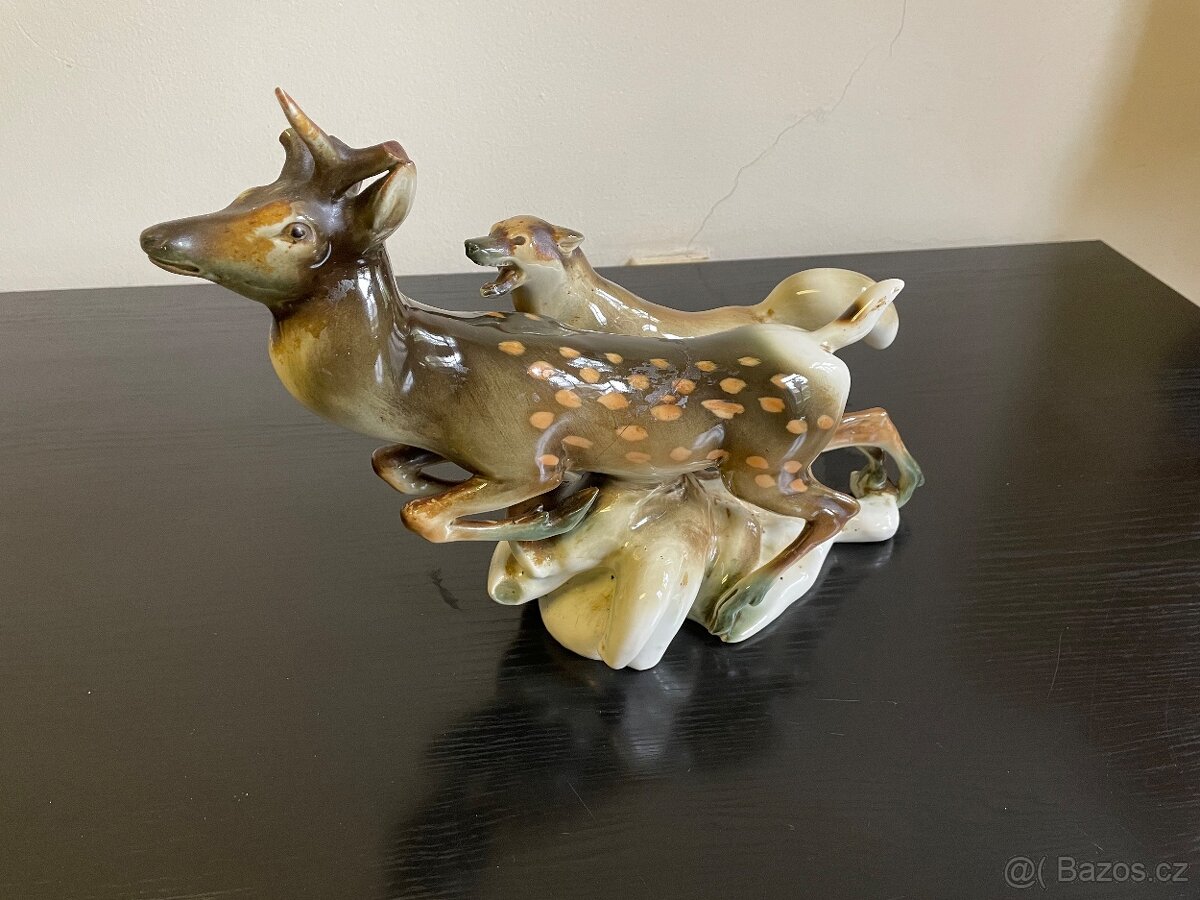 Porcelánová soška Jelen a vlk Royal Dux