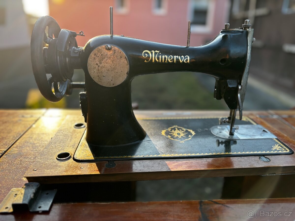 Starozitny šicí stroj Minerva. Funkční