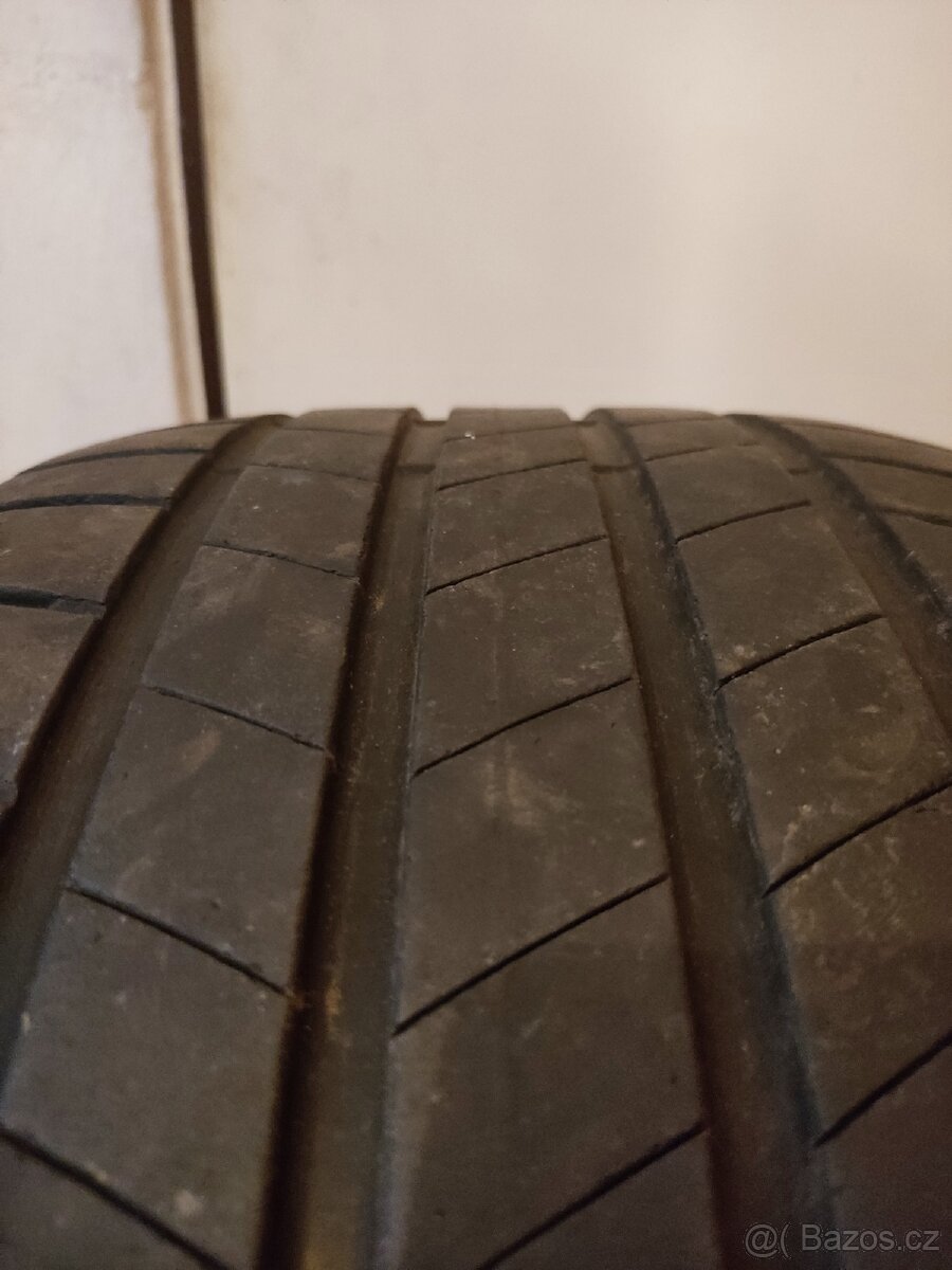 Pneu Bridgestone 275/40 r20