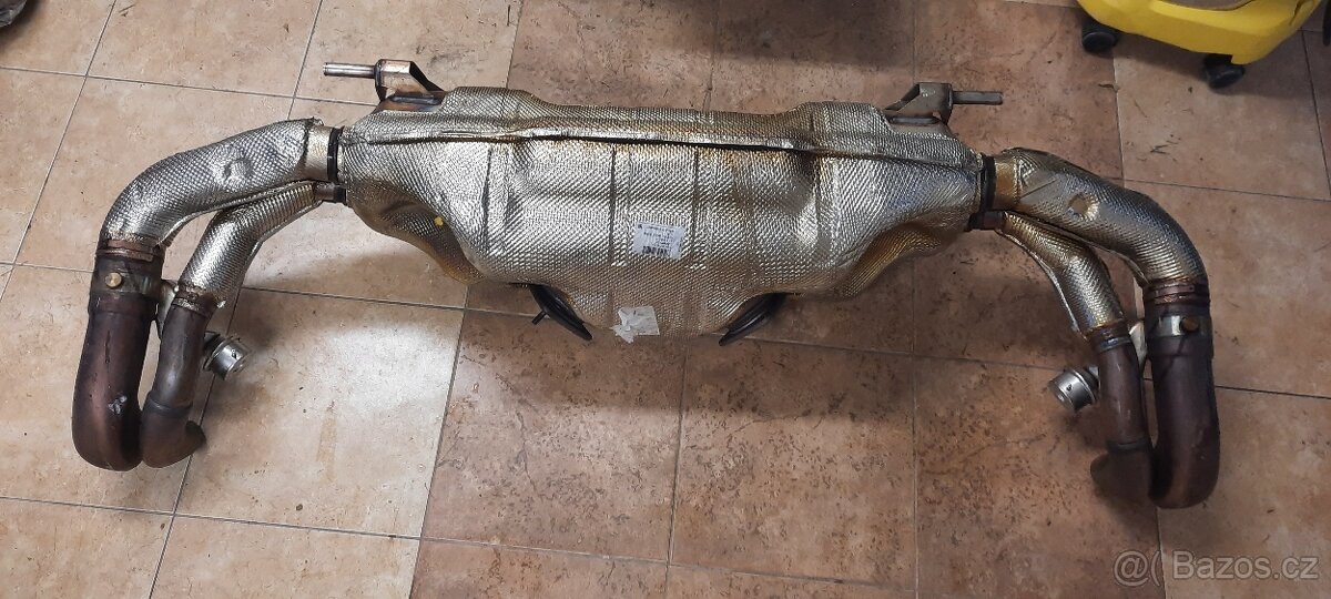 Výfuk Audi R8 koncový tlumič zadní díl výfuku