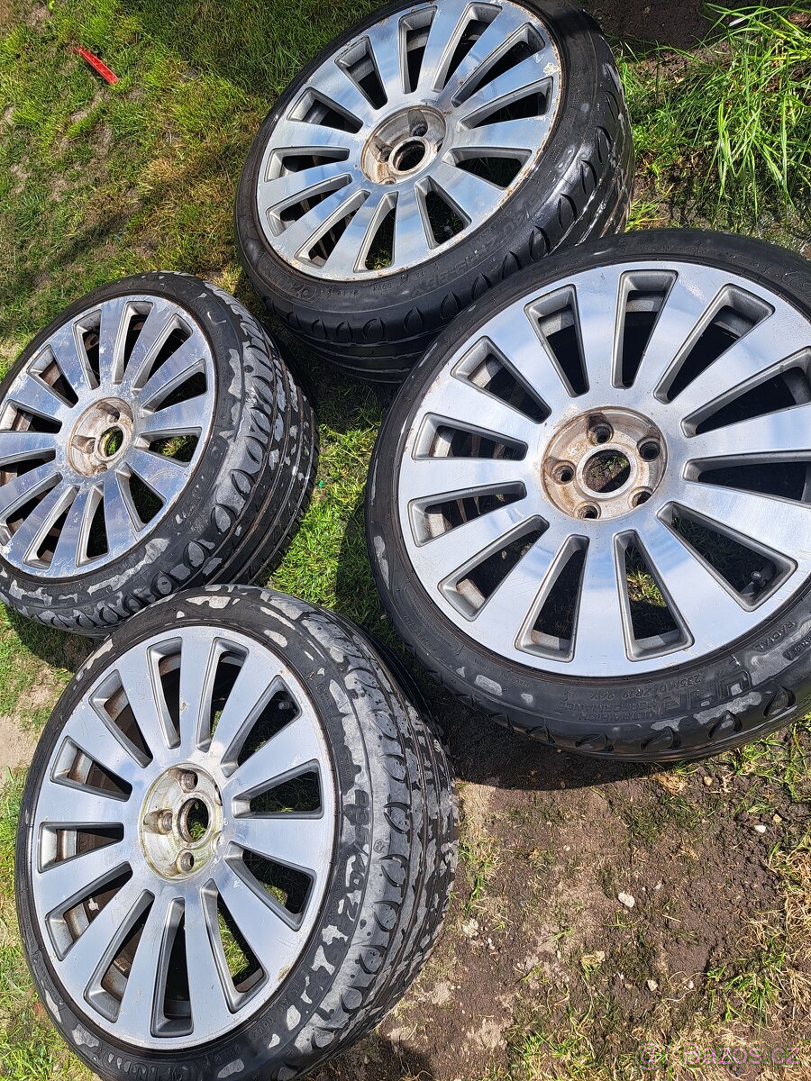 Kola na Audi A8