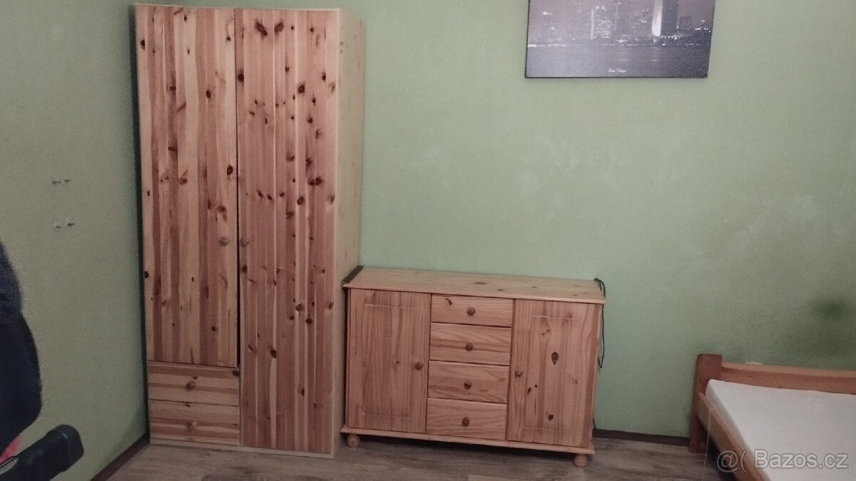 Skříň, komoda a postel.