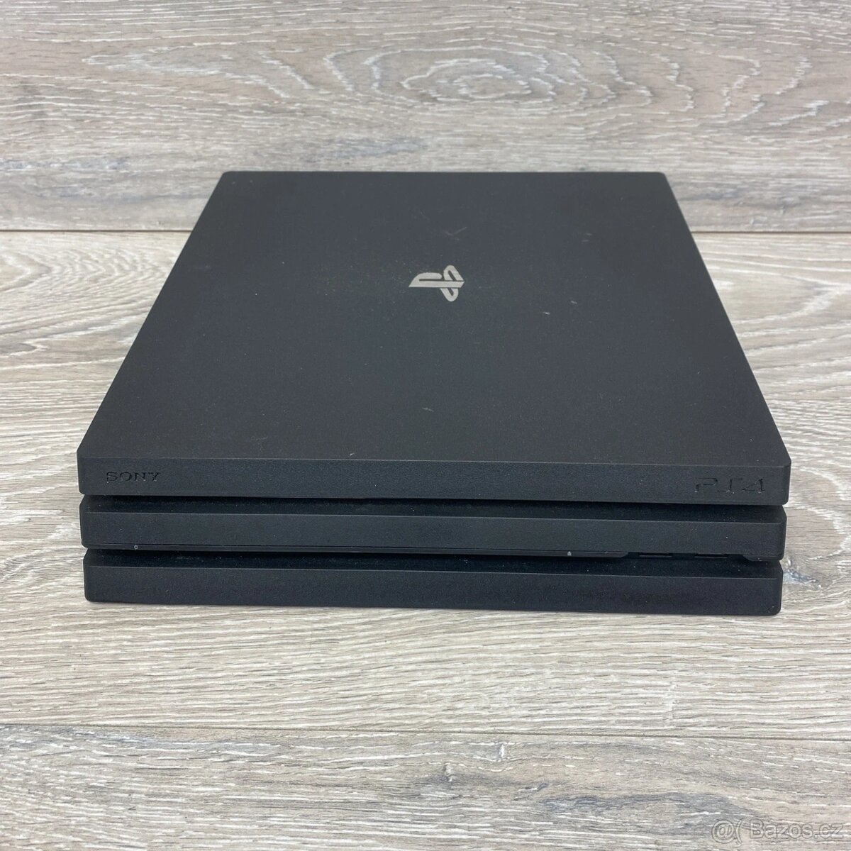 PlayStation 4 PRO 1 TB + bílý originální ovladač – výborný s