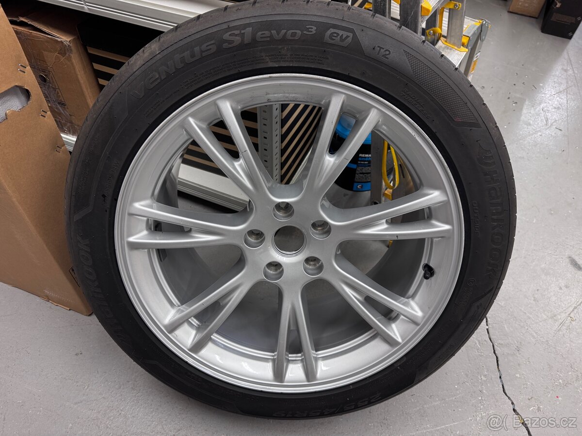 Sada disků a letního pneu Tesla Y 19”
